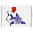 Requin drôle tenant le ballon rouge
