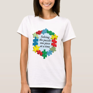 Résolvant le puzzle… Lt Blue de T-shirt