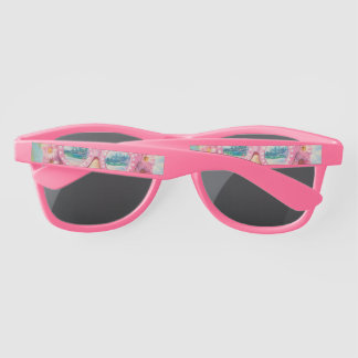 Retro Beach Girl avec lunettes de soleil florales