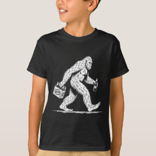 Retro Bigfoot Drinking Beer – Funny Sasquatch  T-Shirt