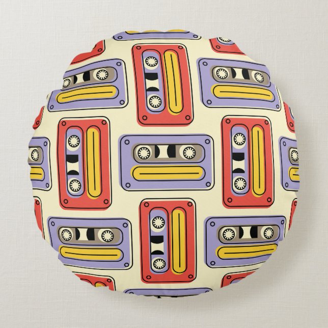 Retro cassette tapes: seamless pattern. round pillow (Front)