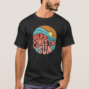 Retro Rainbow Sunrise Here Comes The Sun Hippie Gi T-Shirt