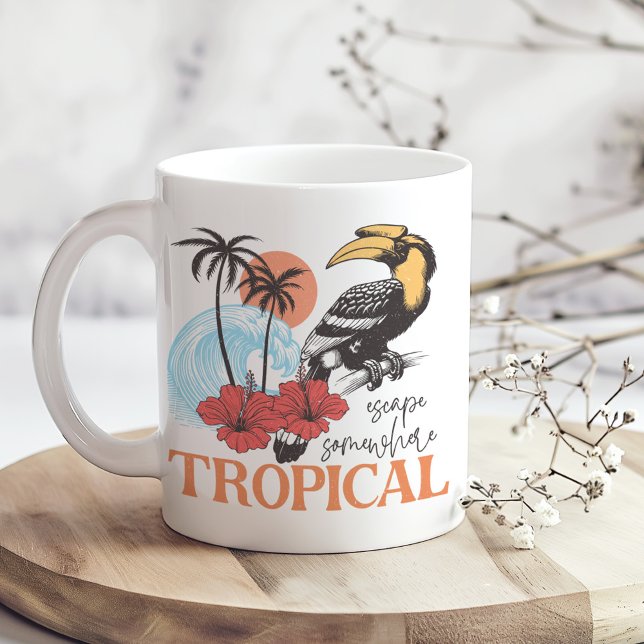Retro "S'évader quelque part Tropical" Café Mug (Retro "Escape Somewhere Tropical" Coffee Mug on a sunny boho wooden kitchen table.)