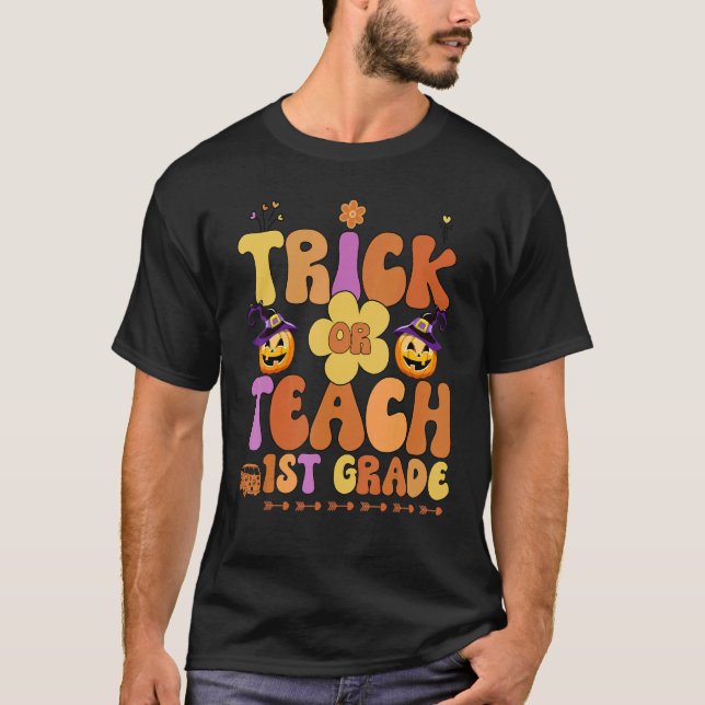 Retro Trick Or Teach Ghost 1st grade Teacher Hallo T-Shirt (Front)