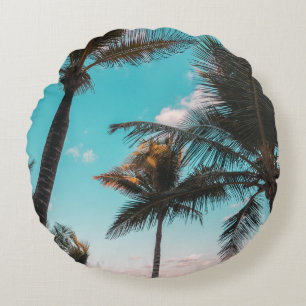 RETRO TROPICAL PALM TREE BY THE BEACH ROUND PILLOW