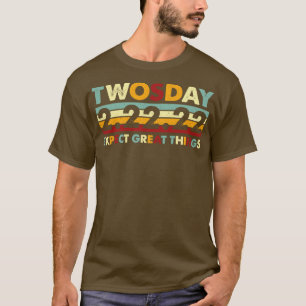 Retro Vintage Twosday 22222 Expect Great Things Gi T-Shirt