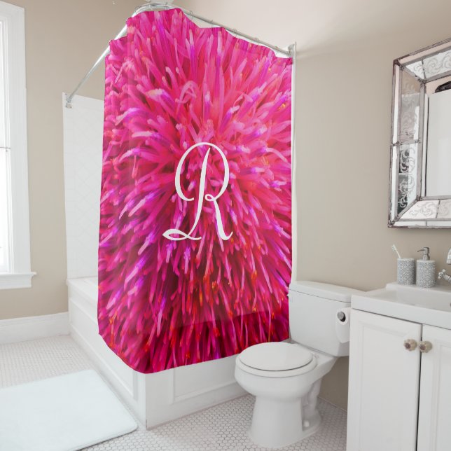 Rideaux De Douche Abstrait Macro Floral Rose avec Monogramme Blanc (En situation)