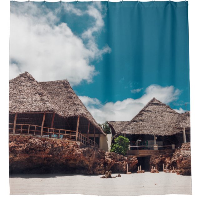 Rideaux De Douche Ancien bungalow tropical en bois sur la plage, un (Devant)