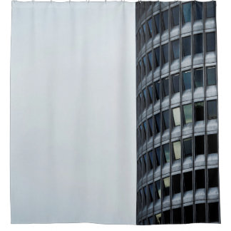 RIDEAUX DE DOUCHE BÂTIMENT EN BÉTON GRIS SOUS LE CIEL BLANC PENDANT