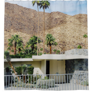RIDEAUX DE DOUCHE BLANC EN BOIS PRÈS DU PALMIER VERT EN JOURNÉE