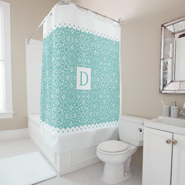 Rideaux De Douche Bordures turquoises et blanches légères monogramme (En situation)
