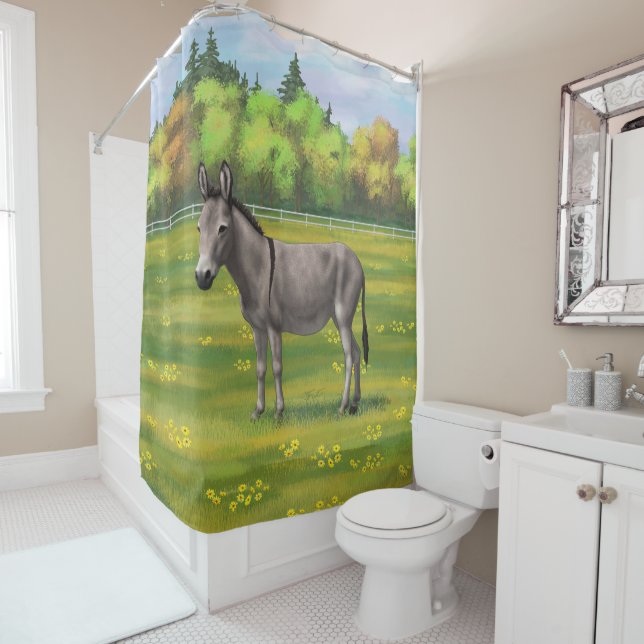Rideaux De Douche Bouillon Gris D'Âne Cute Dans Le Pâturage (En situation)