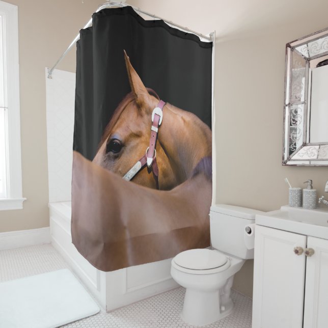 Rideaux De Douche Cheval de quart avec arrière - plan noir (En situation)
