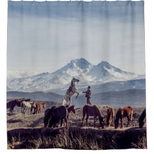 RIDEAUX DE DOUCHE CHEVAUX EN CHAMP BROWN OUVERT VUE MONTAGNE LE JOUR