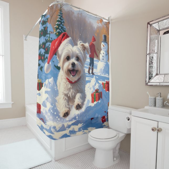 Rideaux De Douche Chien maltais courant dans la neige avec Casquette (En situation)