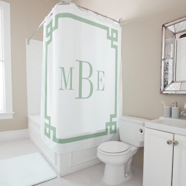 Rideaux De Douche Clé grecque verte et blanche Sage | Monogramme (En situation)