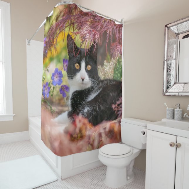 Rideaux De Douche Cute chat noir blanc reposant sous un érablière - (En situation)