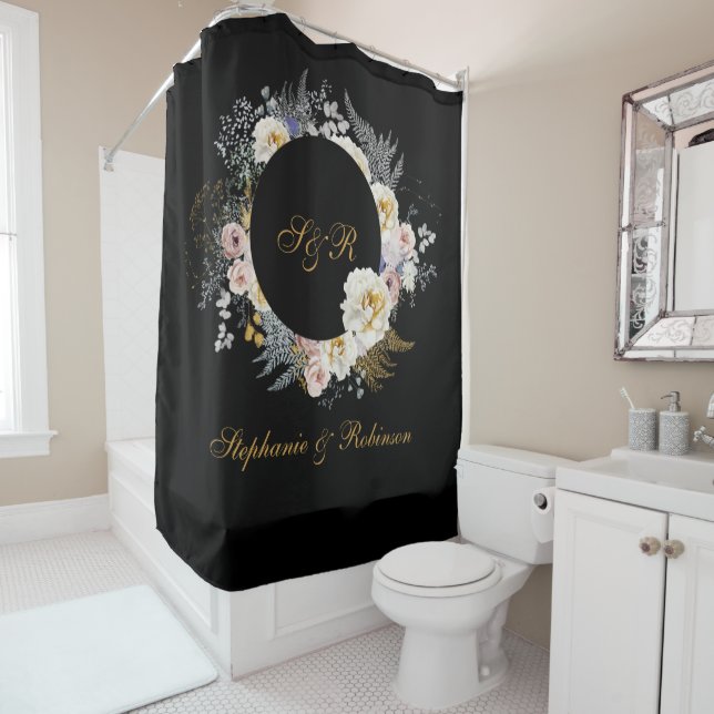 Rideaux De Douche Élégante Florale Or Sur Mariage Monogramme Noir (En situation)