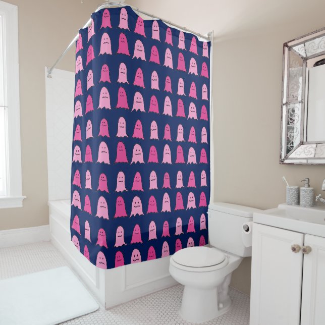 Rideaux De Douche Fantômes d'Halloween rose sur bleu foncé (En situation)