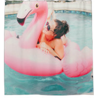 Femme en flamant rose sur la piscine extérieure