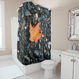 Rideaux De Douche Feuille d'automne orange sur rochers noirs