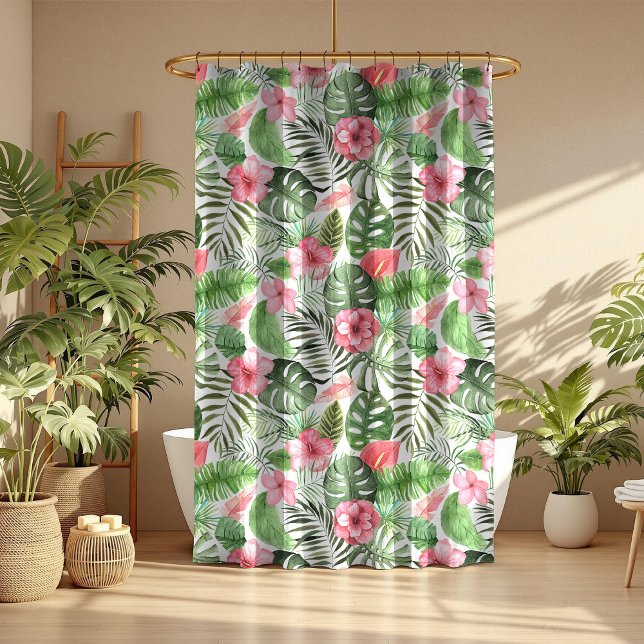 Rideaux De Douche Feuilles et fleurs tropicaux (Tropical Leaves and Flowers Shower Curtain in a boho mocha bathroom with tropical botanicals.)