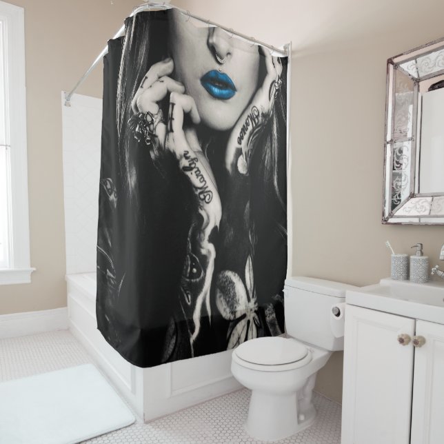 Rideaux De Douche Fille avec le tatouage (En situation)