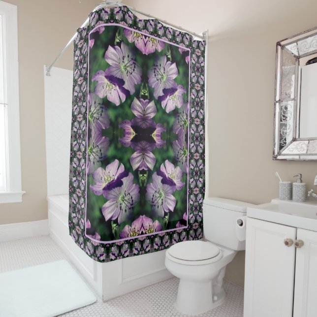 Rideaux De Douche Fleurs de géranium violet Multipliées Abstraites (En situation)