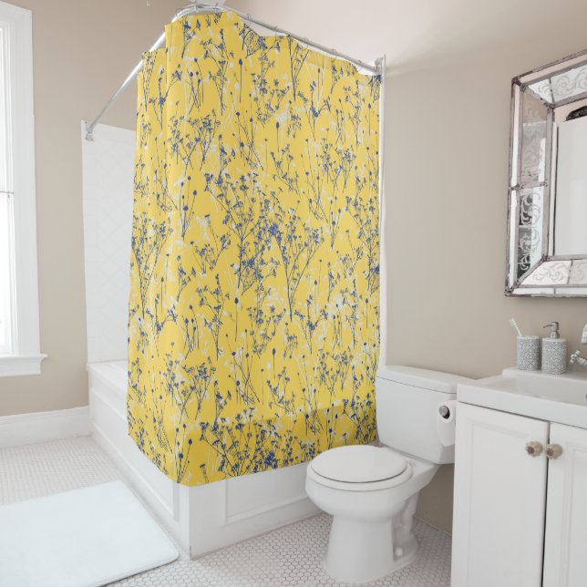 Rideaux De Douche Fleurs sauvages bleus élégants sur moutarde jaune (En situation)