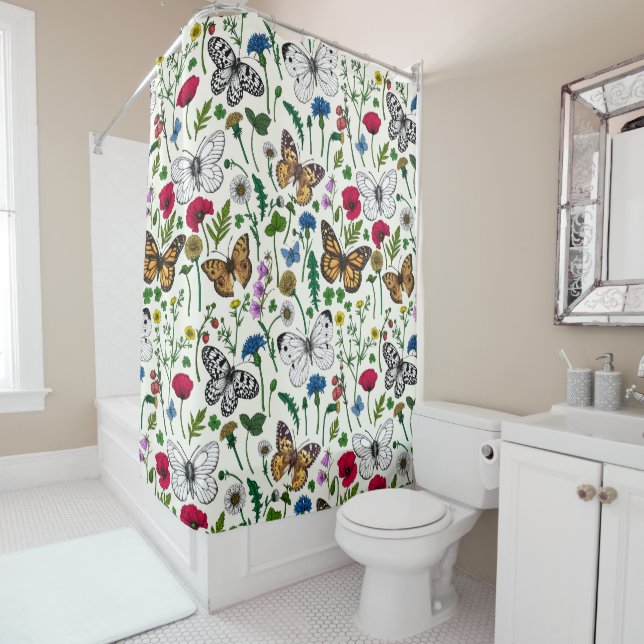 Rideaux De Douche Fleurs sauvages et papillons sur blanc (En situation)