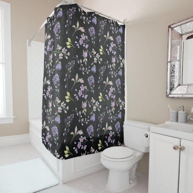 Rideaux De Douche Fleurs sauvages violets sur Noir déchiré (En situation)