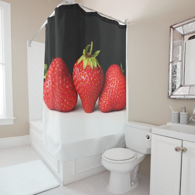 Rideaux De Douche Fraises Sur Noir Sur Blanc Sccna (En situation)