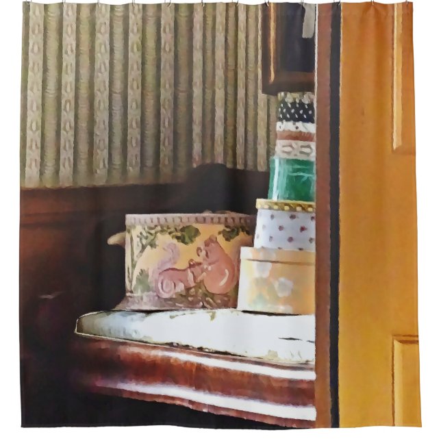 Rideaux De Douche Hatboxes Seen Through an Open Door (Devant)