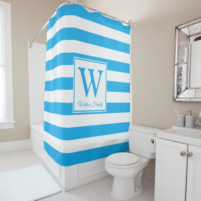 Rideaux De Douche Monogramme de famille sur mesure Cerulean Bleu ray (En situation)