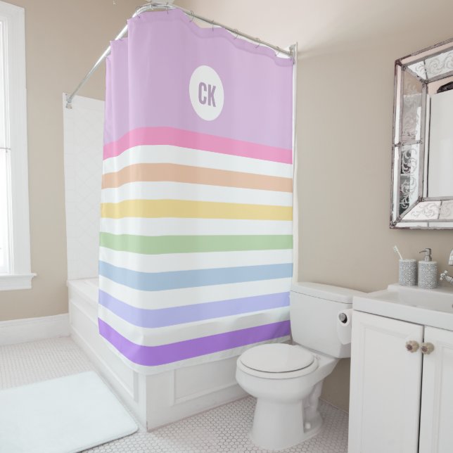 Rideaux De Douche Monogramme en Blanc Cirque Pastel Arc-en-ciel rayu (En situation)