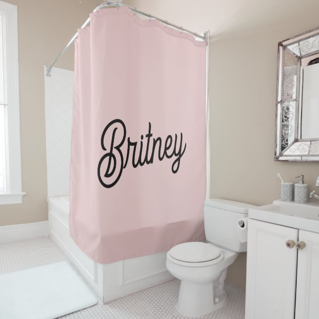 Rideaux De Douche Monogramme et nom rose pâle moderne (En situation)