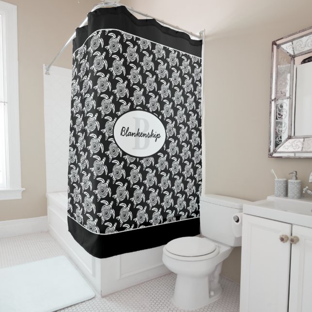 Rideaux De Douche Monogramme Motif de tortue tribale blanche sur noi (En situation)