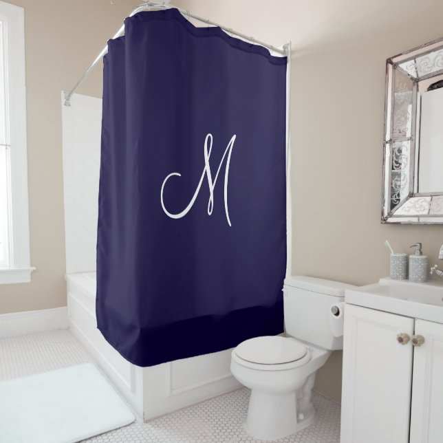 Rideaux De Douche Monogramme Script Initial Bleu Nuit Blanc Minimal (En situation)