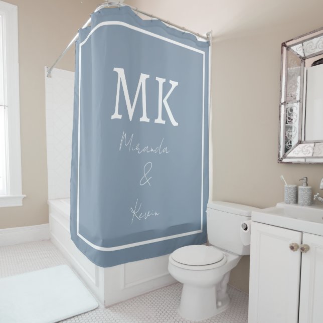 Rideaux De Douche Monogrammes blancs bleu poussiéreux Moderne minima (En situation)