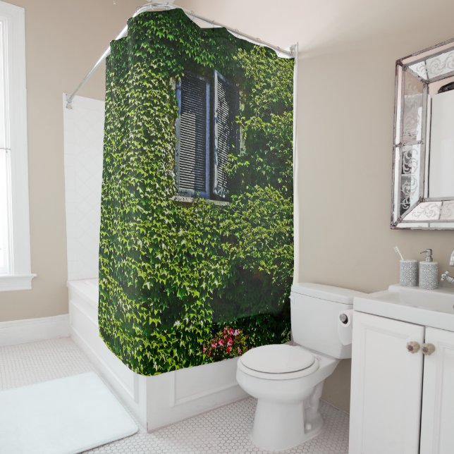 RIDEAUX DE DOUCHE MUR COUVERT DE VIN/SHUTTERS BLEUS/RIDEAU DE DOUCHE (En situation)