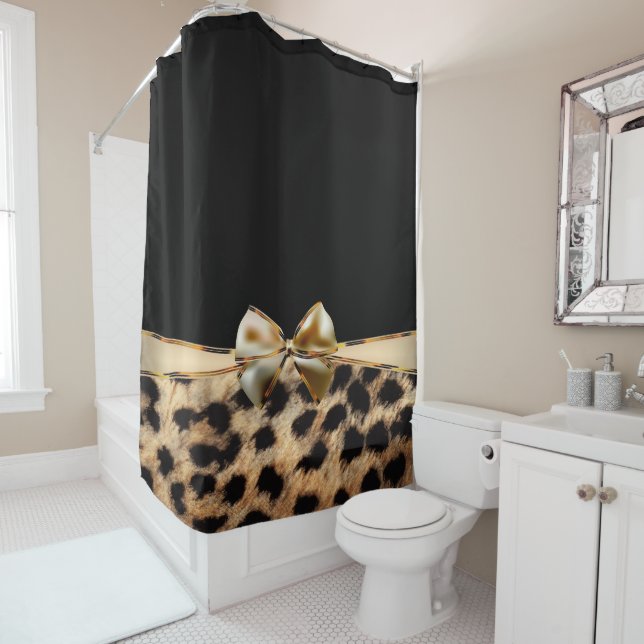 Rideaux De Douche Poster de animal Cheetah Leopard Black & Gold Bow (En situation)