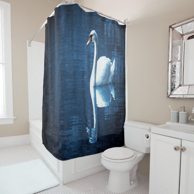 Rideaux De Douche Réflexion du cygne clair de lune (En situation)