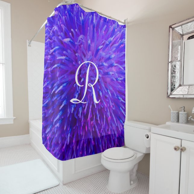 Rideaux De Douche Résumé Floral Violet Abstrait avec Monogramme Blan (En situation)