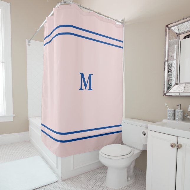 Rideaux De Douche Rose pâle simple avec Monogramme bleu profond (En situation)
