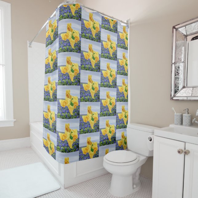 Rideaux De Douche Roses Jaunes En Forme De Texas Sur Bluebonnets (En situation)
