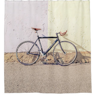 RIDEAUX DE DOUCHE VÉLO DE VILLE NOIRE ET GRIS S'APPUYANT SUR MUR BLA