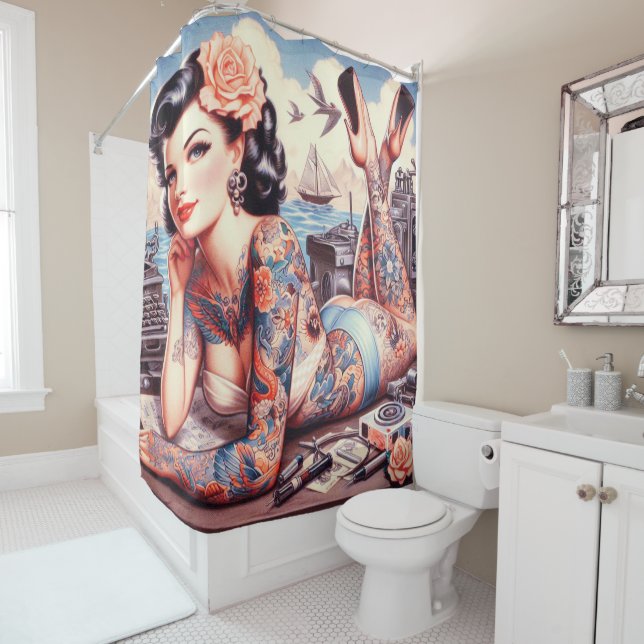 Rideaux De Douche Vintage fille de l'ancienne école de tatouage (En situation)