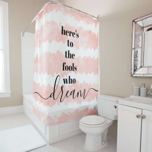 Rideaux De Douche Voici aux fous qui rêvent d'aquarelle rose pâle (En situation)