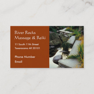 Rivière avec le carte de visite de roches
