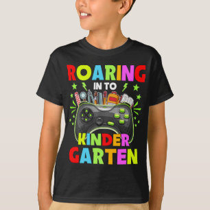 Roaring Into Kindergarten Teacher Kindergarten Bac T-Shirt